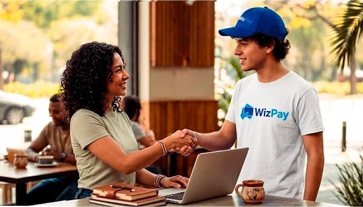 Asesor de WizPay dando la mano a una emprendedora en su negocio